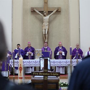 Biskup Šaško predvodio sprovodnu misu za fra Branka Lipšu, OFMCap.